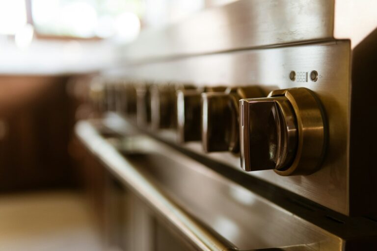 Kitchen appliances and cooktop deep cleaned in Qatar